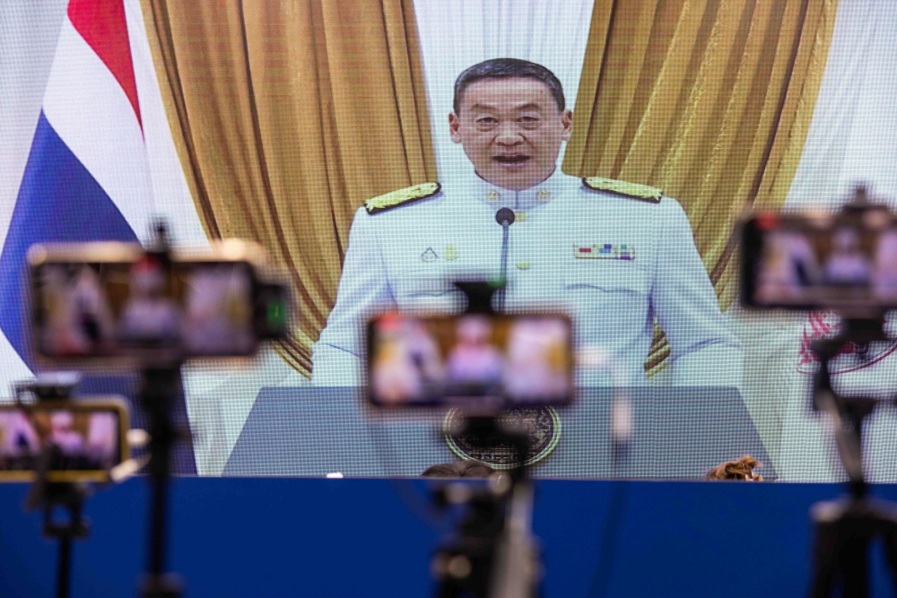 Siaran di layar yang menampilkan Perdana Menteri baru Thailand Srettha Thavisin saat perayaan peresmian jabatannya oleh pihak kerajaan, Rabu (23/8/2023) di Bangkok, Thailand. - Bloomberg/Andre Malerba