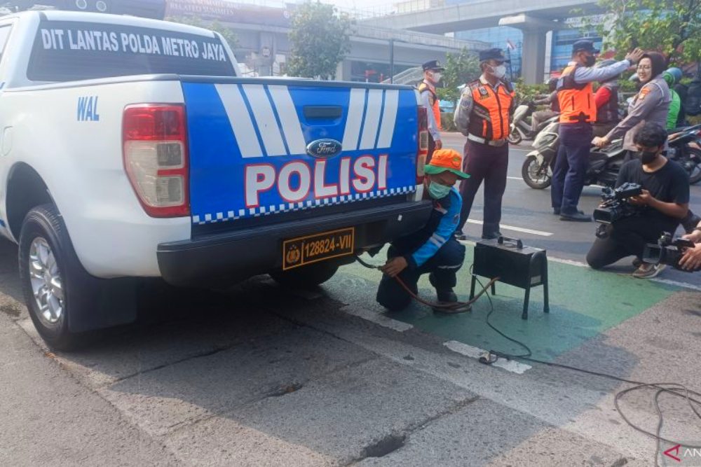 Direktorat Lalu Lintas Polda Metro Jaya bersama Dinas Lingkungan Hidup Provinsi DKI Jakarta mulai memberlakukan tilang uji emisi terhadap kendaraan roda dua dan roda empat termasuk kendaraan dinas petugas Kepolisian, Jumat (1/9/2023). ANTARA/Ilham Kausar