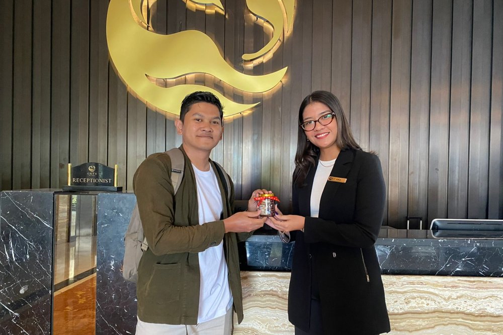  Hari Pelanggan Nasional, Gets Hotel Semarang Bagikan Cokelat