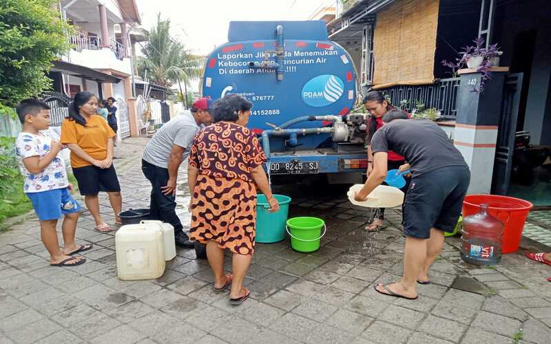 Beberapa warga Makassar membeli air melalui mobil tangki PDAM/Istimewa
