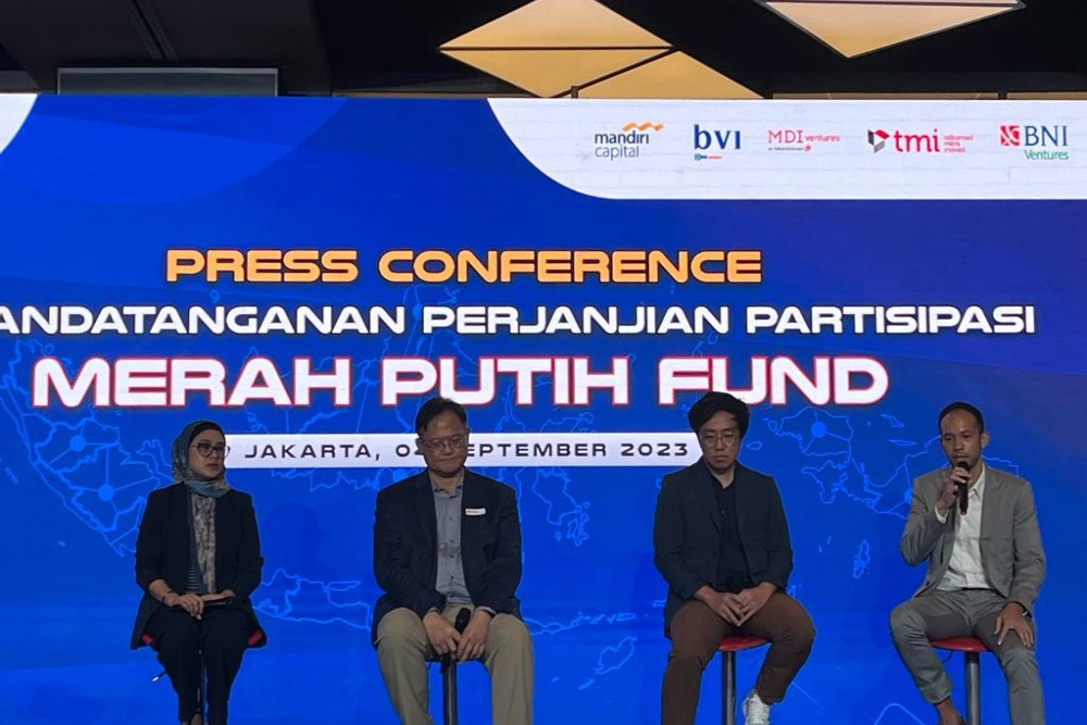 Direktur Mandiri Capital Indonesia, Dennis Pratistha sedang memberikan jawaban pada saat konferensi pers acara Penandatanganan Perjanjian Partisipasi Merah Putih Fund 2023, Senin (4/9/2023).