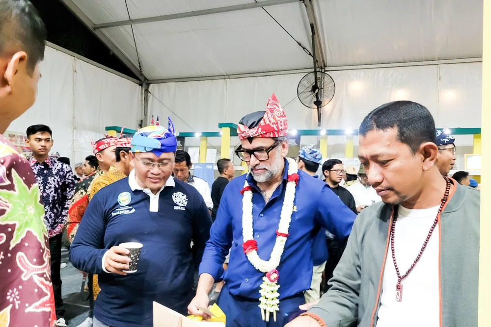 Pengusaha Indonesia Jeremy Thomas (tengah) mengunjungi stan kopi di acara Festival Tembakau dan Kopi di Situbondo, Jawa Timur, Minggu (4/9/2023)./Antara-Novi Husdinariyanto.