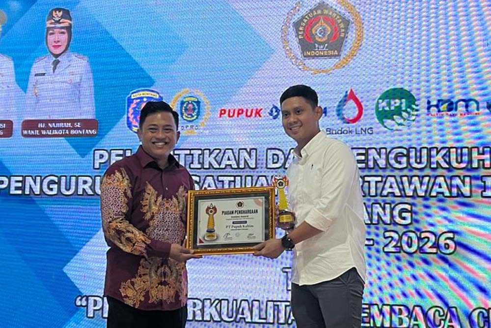 AVP Media Relation Pupuk Kaltim Rezha Abdillah (kanan) menerima penghargaan Golden Siwo Award 2023 dari Persatuan Wartawan Indonesia (PWI) Pusat melalui Ketua PWI Kaltim Endro S. Effendi (kiri)belum lama ini./JIBI-Istimewa