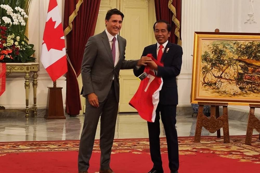  PM Kanada Berikan Jersey Nomor 7 Spesial untuk Jokowi, Ini Alasannya