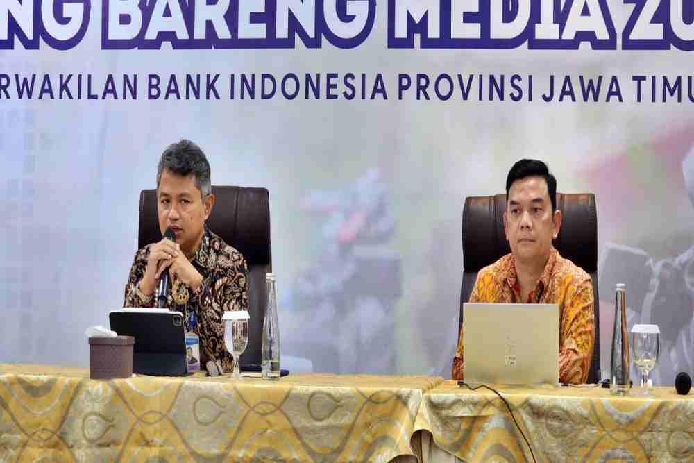 Kepala BI Jatim, Doddy Zulverdi (kiri) dan Advisor Bank Indonesia Jatim, Muslimin Anwar (kanan) saat menggelar Bincang Bareng Media (BBM) 2023, di Surabaya, Selasa (5/9/2023). Bisnis - Peni Widarti
