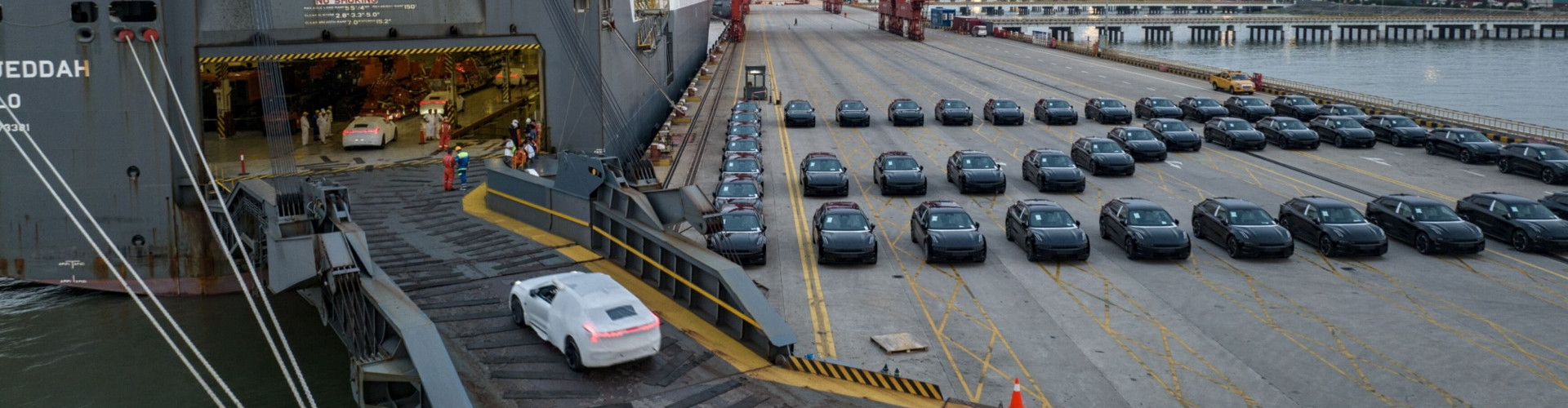 Pengiriman perdana mobil listrik Zeekr produksi Geely Automobile Holdings Ltd., pabrikan otomotif asal China, ke Eropa di Pelabuhan Taicang, Jiangsu, China pada Kamis (24/8/2023). China diperkirakan akan menjadi eksportir terbesar kendaraan listrik di dunia, melampaui Korea Selatan dan Jerman./Bloomberg