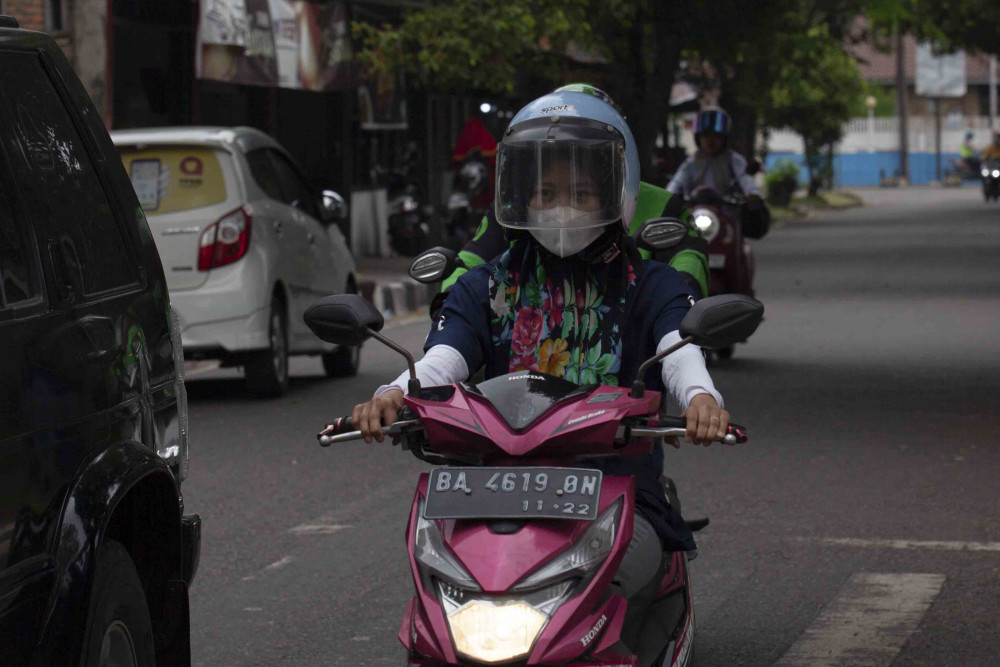 Pengendara mulai menggunakan masker akibat turunnya kualitas udara di Kota Padang, Sumatra Barat, Selasa (5/9/2023)./Bisnis-Muhammad Noli Hendra