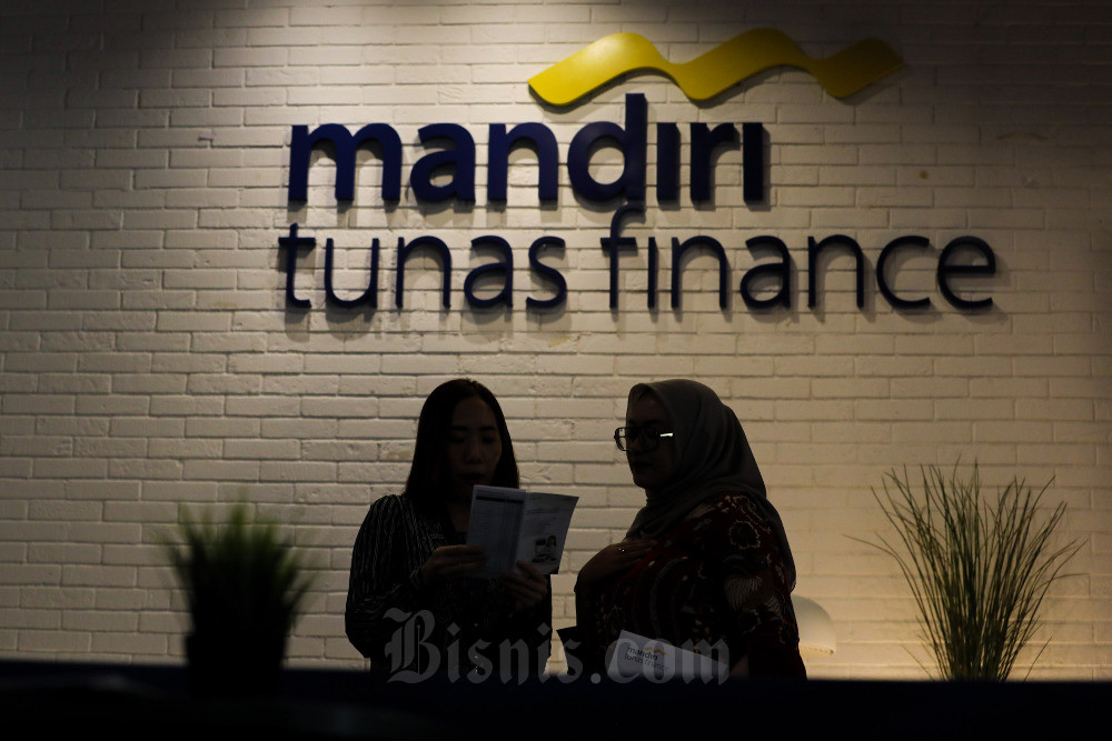 Karyawati melayani nasabah di salah satu kantor Mandiri Tunas Finance di Jakarta, Rabu (30/8/2023).
