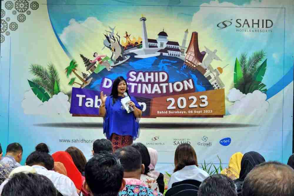 Corporate Director of Development & Sales Marketing Sahid Hotel Group, Vivi Herlambang saat membawakan sambutan event Sahid Destination Table Top 2023 di Hotel Sahid Surabaya, Rabu (6/9/2023)./Bisnis-Peni Widarti