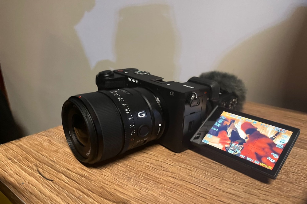  Sony a6700 vs A7R vs ZV-E10, Kamera AI Mana yang Terbaik?