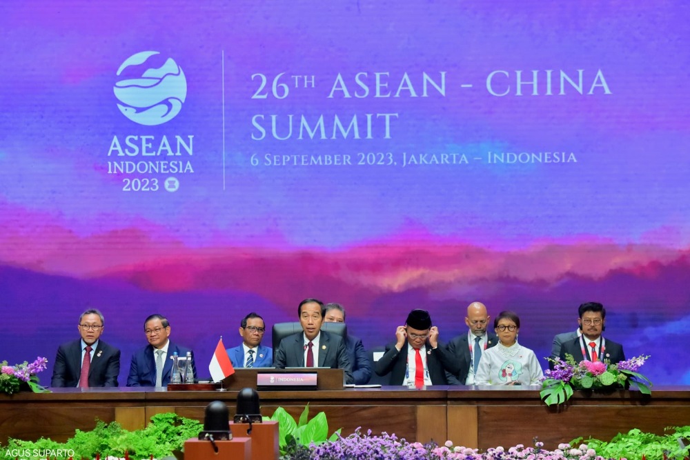 Presiden Joko Widodo (Jokowi) memimpin KTT Ke-26 Asean-China yang diikuti oleh para pemimpin negara Asean bersama dengan Perdana Menteri China Li Qiang dalam rangkaian KTT Asean 2023 di Jakarta Convention Center (JCC), Senayan, Rabu (6/9/2023). Foto BPMI Setpres RI