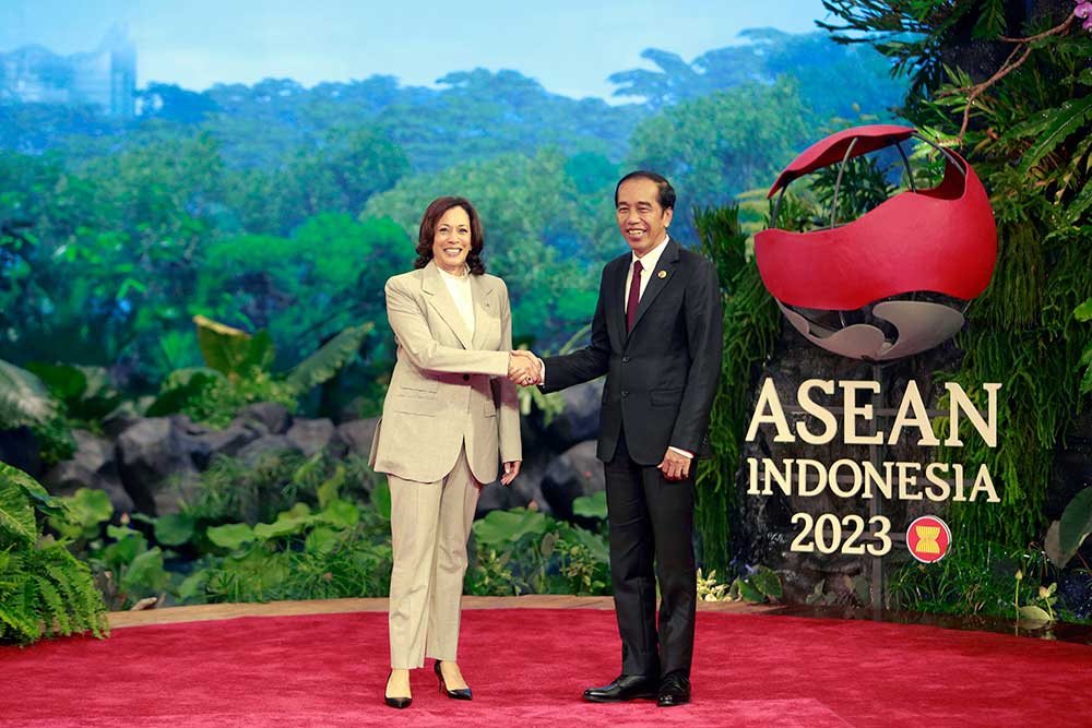 Presiden Joko Widodo (kanan), menyambut kedatangan Wakil Presiden Amerika Serikat Kamala Harris, sebelum ASEAN – U.S. Summit di Jakarta, Rabu (6/9/2023). Media Center KTT ASEAN 2023/Dwi Prasetya
