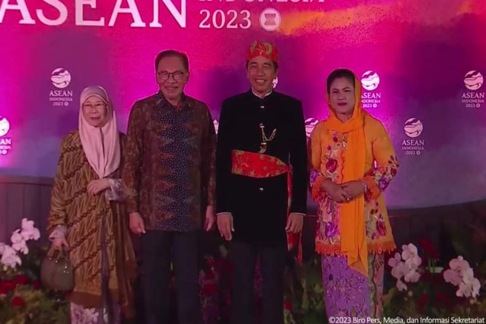 Jokowi Pakai Baju Adat Betawi di Gala Dinner KTT ke-43 Asean. Tangkapan layar YouTube Setpres