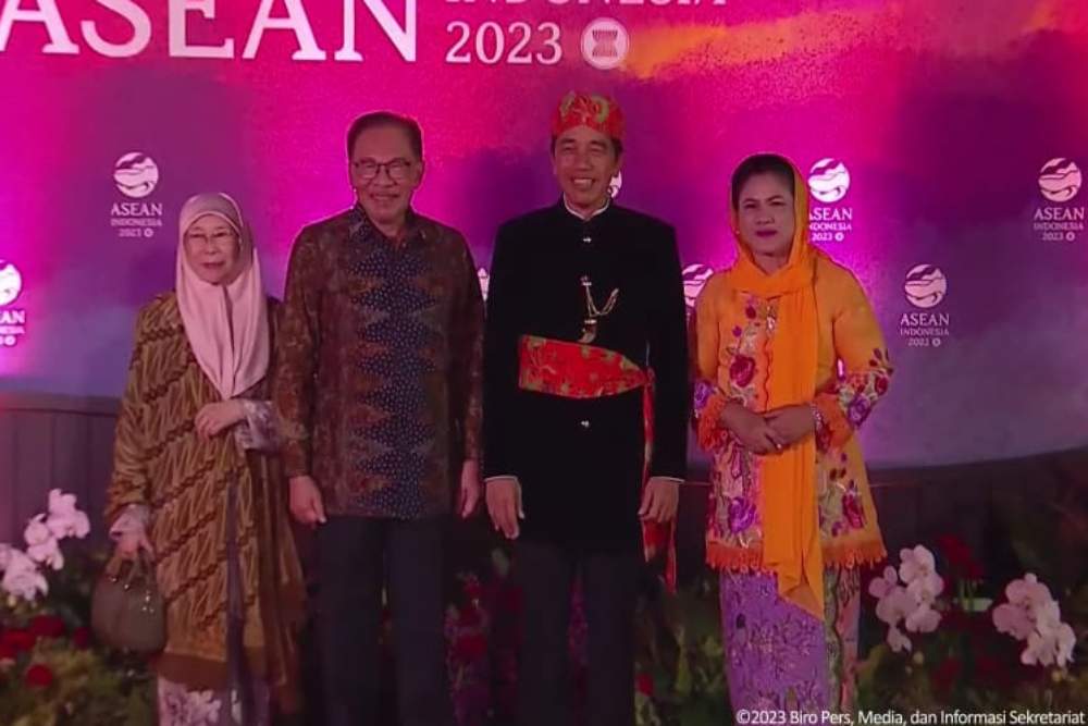  Jokowi Pakai Baju Adat Betawi di Gala Dinner KTT ke-43 Asean