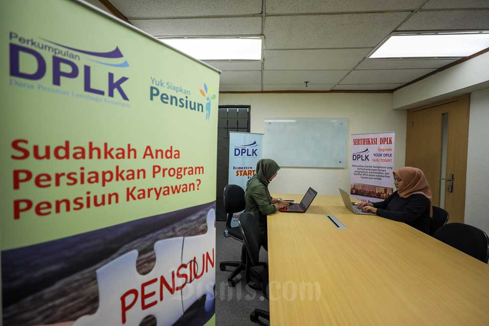 Karyawati beraktivitas di kantor Asosiasi Dana Pensiun Lembaga Keuangan (DPLK) di Jakarta, beberapa waktu lalu. Bisnis/Suselo Jati