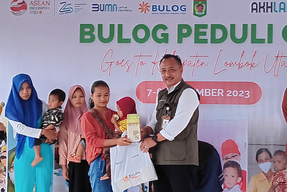 Pimpinan Wilayah Bulog NTB, David Santoso memberikan bantuan beras fortivit di desa Senaru, kecamatan Bayan, Lombok Utara pada Kamis (7/9/2023)./Ist