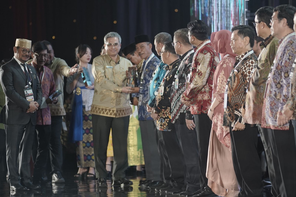 Wakil Bupati OKI Dja’far Shodiq menerima penghargaan dari Kementerian Pertanian pada pembukaan Perkebunan Indonesia Expo (Bunex) 2023 di ICE BSD City, Tangerang, Banten, Kamis (7/9/2023)./Istimewa