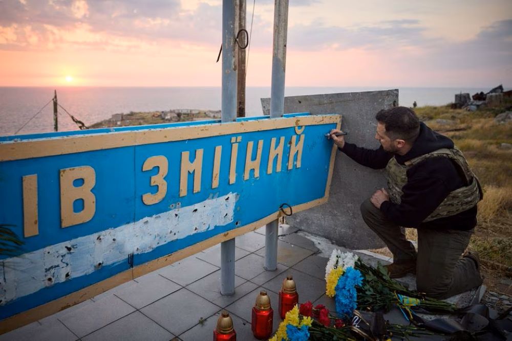Presiden Ukraina Volodymyr Zelensky menulis tulisan Kejayaan bagi Ukraina saat mengunjungi Pulau Ular (Zmiinyi) di Laut Hitam, 8 Juli 2023. Pulau Ular direbut kembali oleh Angkatan Bersenjata Ukraina setahun yang lalu, di tengah serangan Rusia ke Ukraina, di wilayah Odesa, Ukraina./Reuters