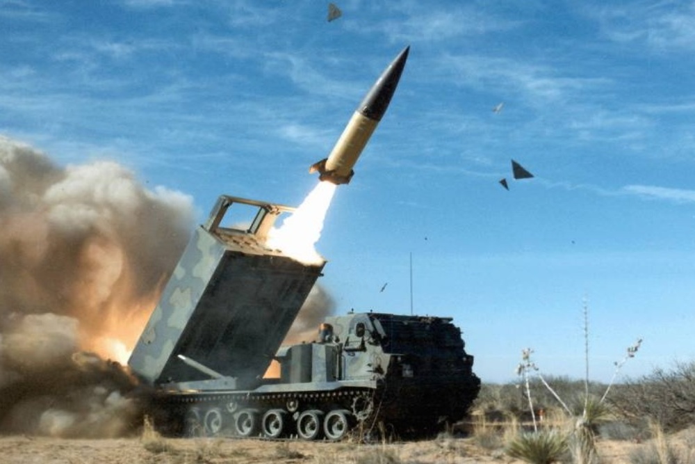 ATACMS (Army Tactical Missile System) merupakan peluru kendali jarak jauh yang memberi komandan operasional daya tembak langsung untuk memenangkan pertempuran yang dalam. Setiap rudal ATACMS dikemas dalam pod peluncuran mirip multiple launch rocket system (MLRS) dan ditembakkan dari jenis peluncur MLRS, seperti M270 MLRS./Istimewa