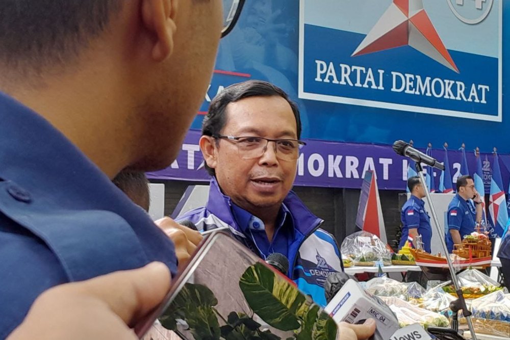 Ketua DPP Partai Demokrat Herman Khaeron berbicara kepada awak media dalam acara HUT ke-22 Demokrat di Jakarta, Sabtu (9/9/2023). JIBI/Bisnis-Reyhan Fernanda Fajarihza
