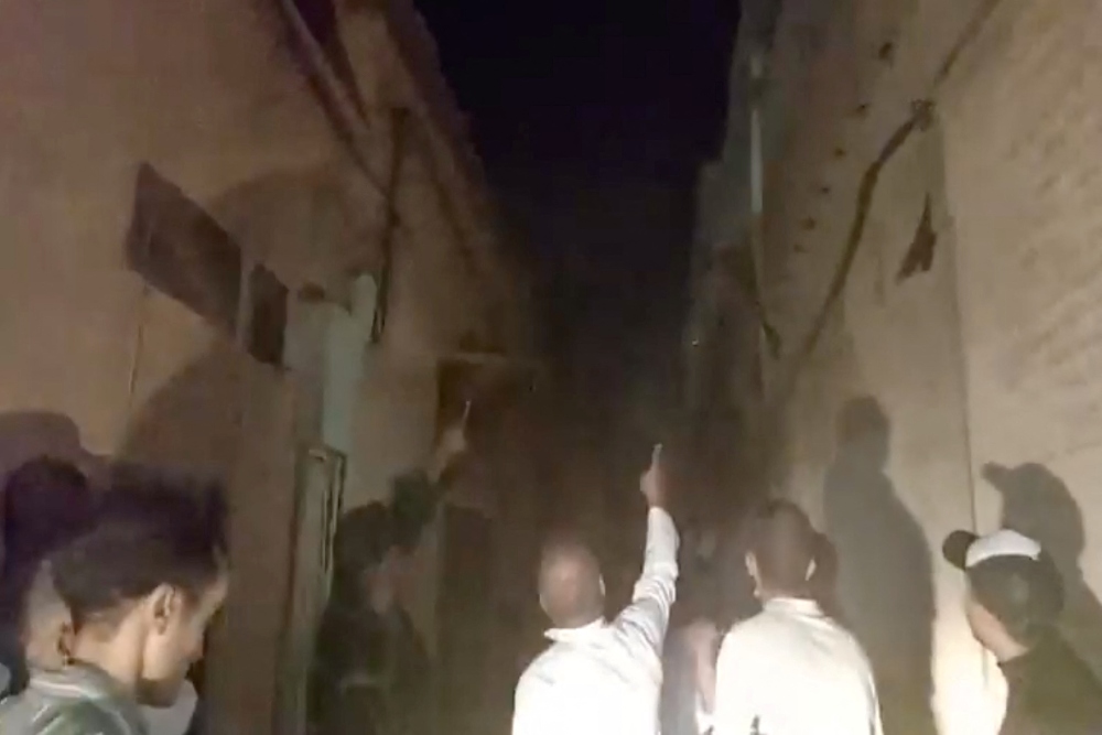 Masyarakat melihat kerusakan akibat gempa bumi di Marrakesh, Maroko 9 September 2023 dalam tangkapan layar dari video media sosial dalam gambar ini. Al Maghribi Al Youm/via REUTERS rnrn
