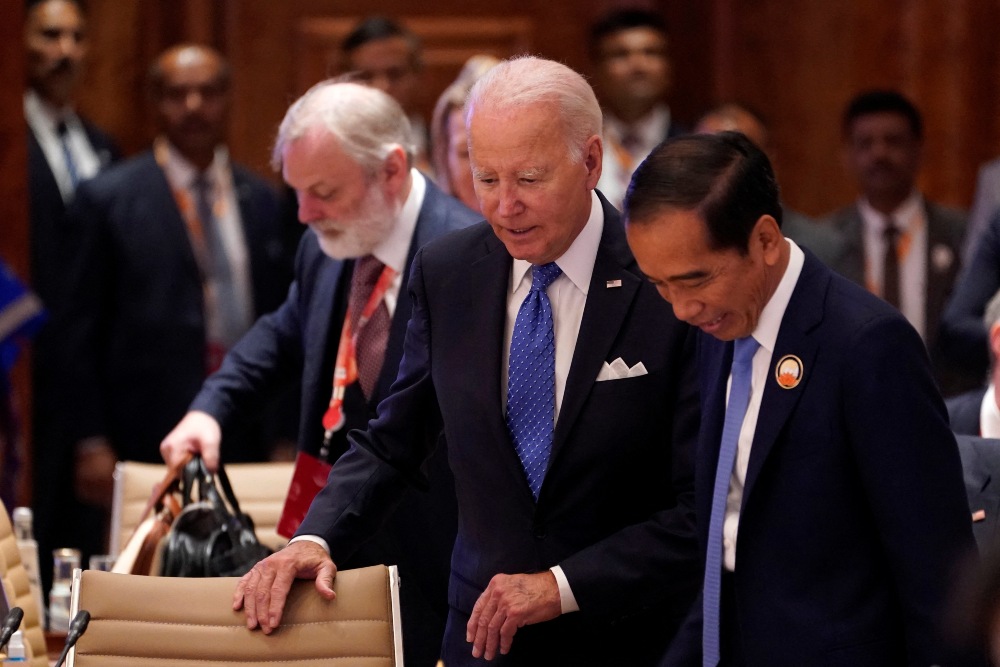Presiden Amerika Serikat (AS) Joe Biden dan Presiden Indonesia Joko Widodo tiba untuk sesi pertama KTT G20, di New Delhi, India, Sabtu, 9 September 2023. Evan Vucci/Pool via REUTERSrn