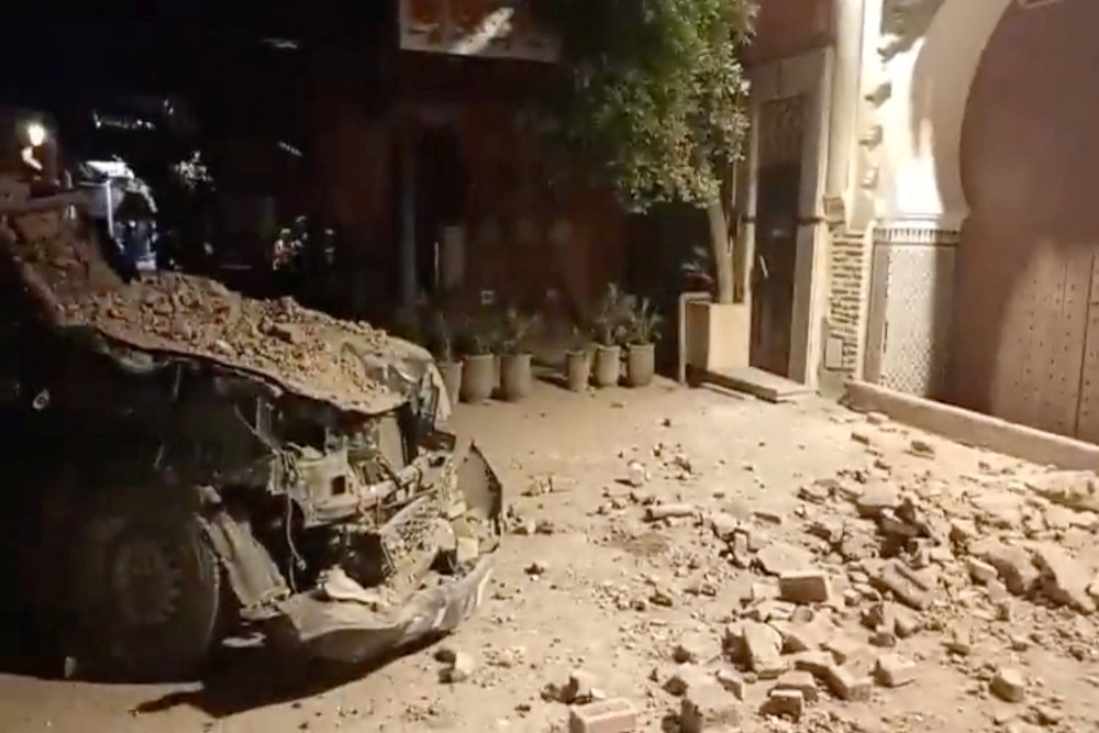 Kendaraan rusak dan puing-puing pasca-gempa bumi di Marrakesh, Maroko 9 September 2023 dalam tangkapan layar dari video media sosial dalam gambar ini. Al Maghribi Al Youm/via REUTERS
