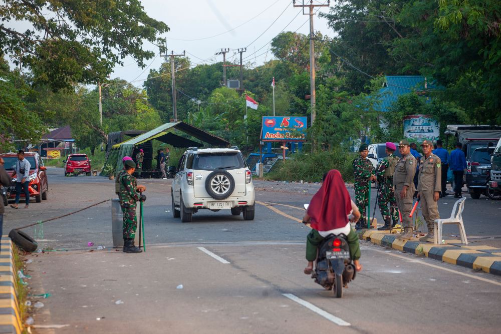 Sejumlah petugas yang tergabung dalam Tim Terpadu berjaga di pos pengamanan jembatan Empat Pulau Rempang, Batam, Kepulauan Riau, Jumat (8/9/2023). Tim Terpadu mendirikan tujuh pos pengamanan pascaaksi pemblokiran jalan oleh warga terkait pengembangan Pulau Rempang menjadi kawasan ekonomi baru dan rencana relokasi 16 kawasan kampung tua. ANTARA FOTO/Teguh Prihatna/nym.