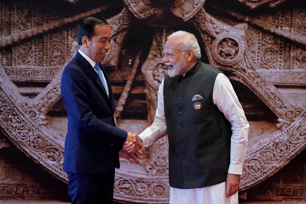  Perdana Menteri India Narendra Modi berjabat tangan dengan Presiden Indonesia Joko Widodo setibanya di pusat konvensi Bharat Mandapam untuk KTT G20 di New Delhi, India, Sabtu, 9 September 2023. Evan Vucci/Pool via REUTERS