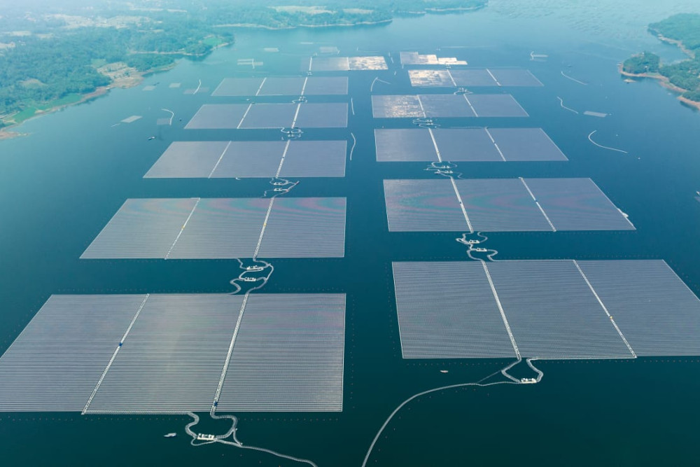 Pembangkit Listrik Tenaga Surya (PLTS) terapung Cirata berkapasitas 192 megawatt peak (MWp), Purwakarta, Jawa Barat. Terbentang di area seluas 200 hektare yang terbangun dalam 13 blok dengan lebih dari 340 ribu solar panel, PLTS ini mampu memproduksi 245 juta kWh energi bersih per tahun./ Dok. PLN
