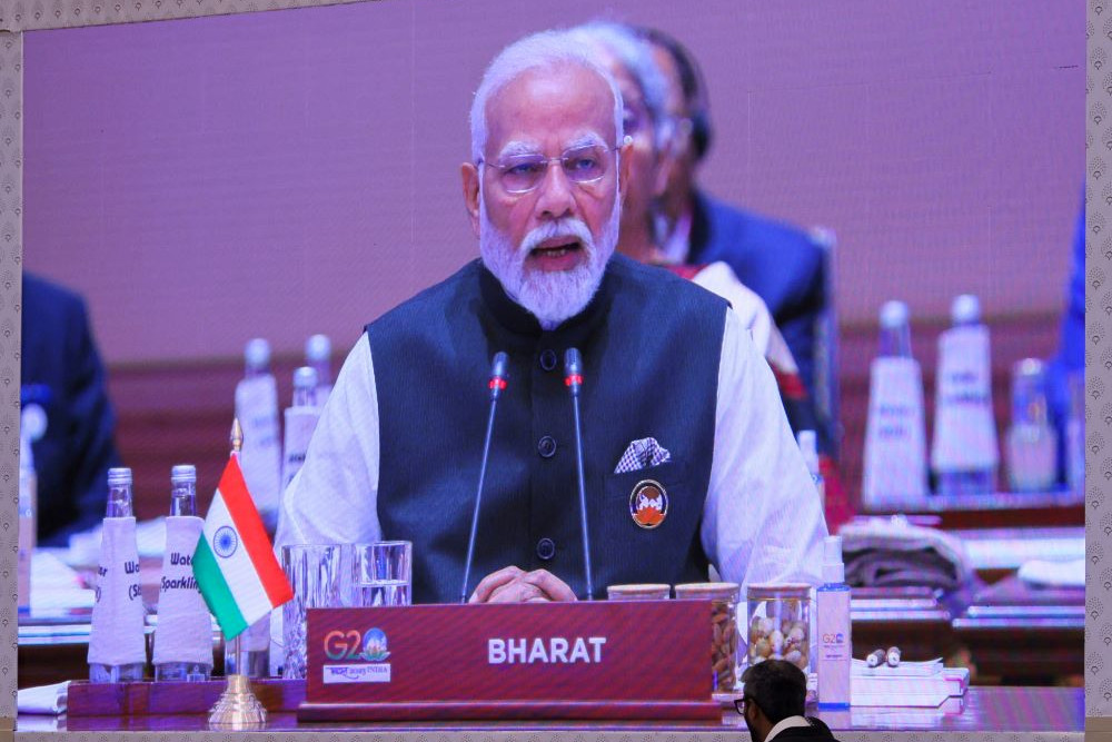 Perdana Menteri India Narendra Modi duduk di belakang label negara yang bertuliskan Bharat, saat menyampaikan pidato pembukaan KTT G20 di New Delhi, India, 9 September 2023./Reuters