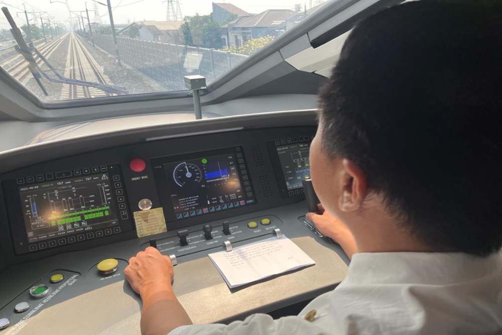 Kondektur Kereta Cepat Jakarta-Bandung (KCJB) tengah mengoperasikan kereta untuk kembali ke Stasiun Halim Perdanakusuma, Sabtu (9/9/2023).
