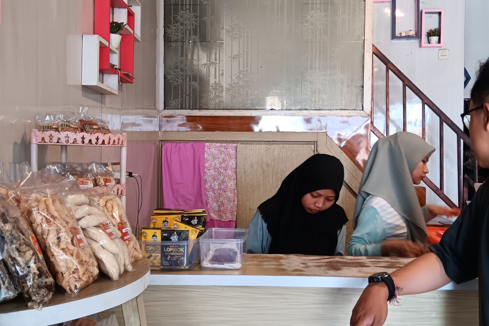 Proses Transaksi Salah Satu Pengunjung di Toko Oleh - Oleh Tahu Bajang Lombok./Ist