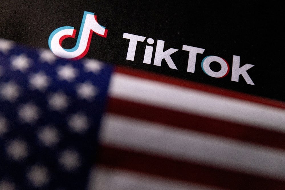 Bendera AS dan logo TikTok tampak dalam sebuah ilustrasi yang diambil pada 2 Juni 2023. / REUTERS-Dado Ruvic