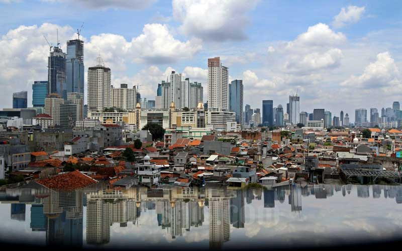 Pemerintah Usul RUU Daerah Khusus Jakarta Masuk Prolegnas Prioritas 2023. Suasana gedung bertingkat dan perumahan padat penduduk di Jakarta, Rabu (31/3/2021). Bisnis/Eusebio Chrysnamurti