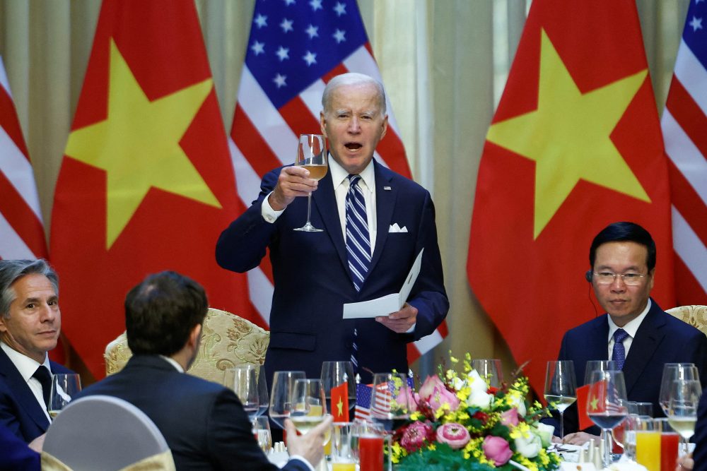 Presiden Amerika Serikat (AS) Joe Biden bersulang dengan Presiden Vietnam Vo Van Thuong di Hanoi, Vietnam, 11 September 2023. REUTERS/Evelyn Hockstein