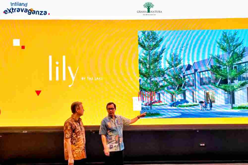 Direktur Pemasaran Intiland wilayah Surabaya Harto Laksono (kiri) memaparkan proyek hunian perumahan di Surabaya./Dok Intiland