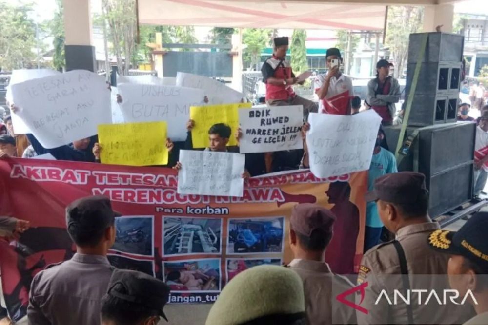 Sekelompok warga menggelar aksi damai ke Dinas Perhubungan Pemkab Bangkalan, Senin (11/9/2023) memprotes jalan licin akibat air garam di sepajang jalan nasional di Kabupaten Bangkalan./Antara-Pemkab Bangkalan.