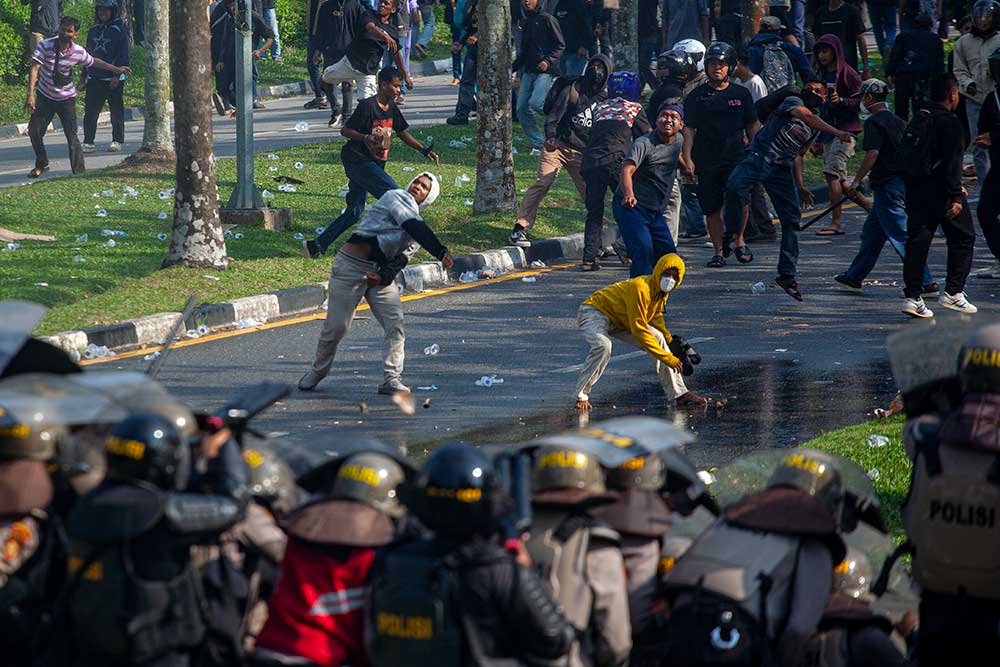  Polisi Tembakan Gas Air Mata Saat Membubarkan Unjuk Rasa Warga Pulau Rempang
