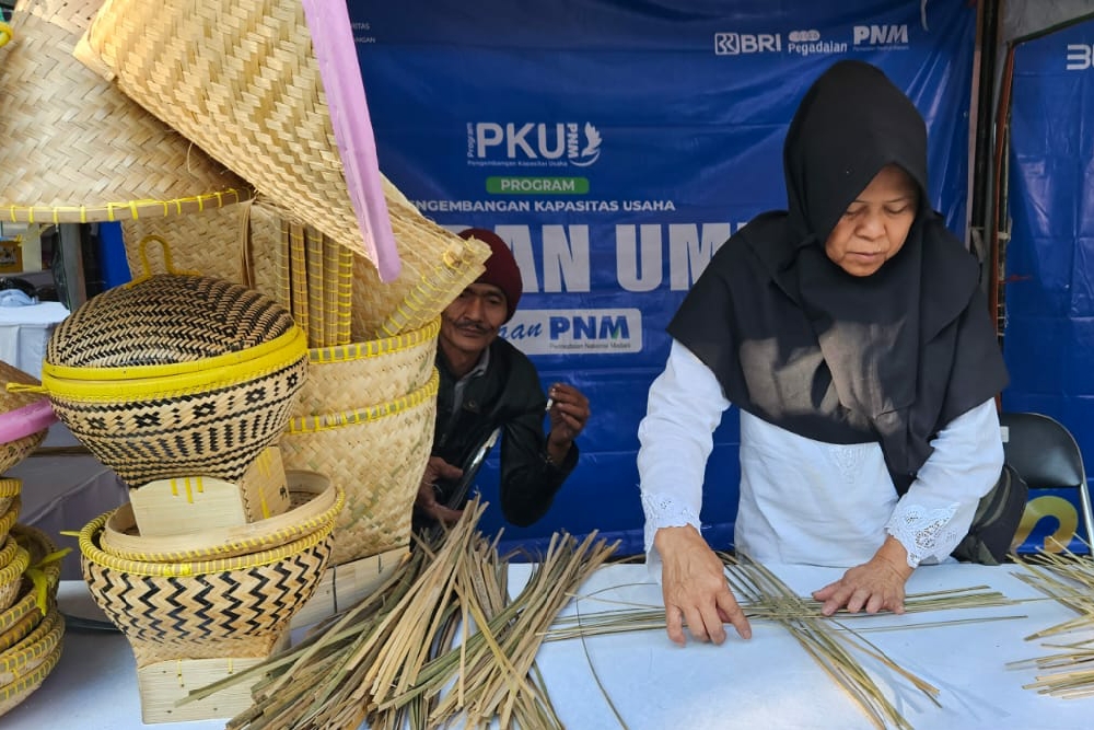 Foto: Program Pendampingan PNM membuat Nasabah Garut Berdaya Lewat Anyaman Bambu