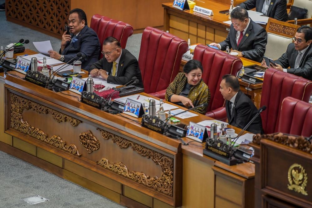 Ketua DPR Puan Maharani (kedua kanan) bersama Wakil Ketua DPR Rachmat Gobel (kiri), Lodewijk Freidrich Paulus (kedua kiri) dan Sufmi Dasco Ahmad (kanan) memimpin Sidang Paripurna DPR ke-19 Masa Persidangan IV Tahun Sidang 2022-2023 di Kompleks Parlemen, Senayan, Jakarta, Selasa (21/3/2023). Dalam Sidang Paripurna tersebut Pimpinan dan Anggota DPR menyetujui Rancangan Undang Undang tentang Perlindungan Pekerja Rumah Tangga (RUU PPRT) menjadi usul inisiatif DPR dan menyetujui permohonan pemberian kewarganegar