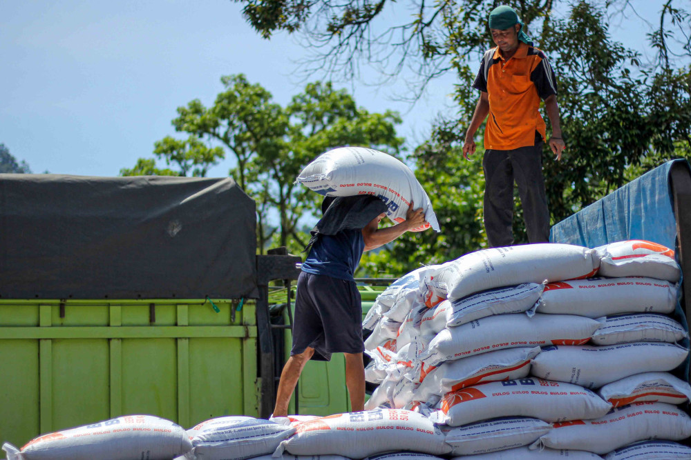 Aktivitas bongkar muat beras di gudang Badan Urusan Logistik (Bulog) di Kota Padang, Sumatra Barat, Senin (30/1/2023). Bisnis/Muhammad Noli Hendra