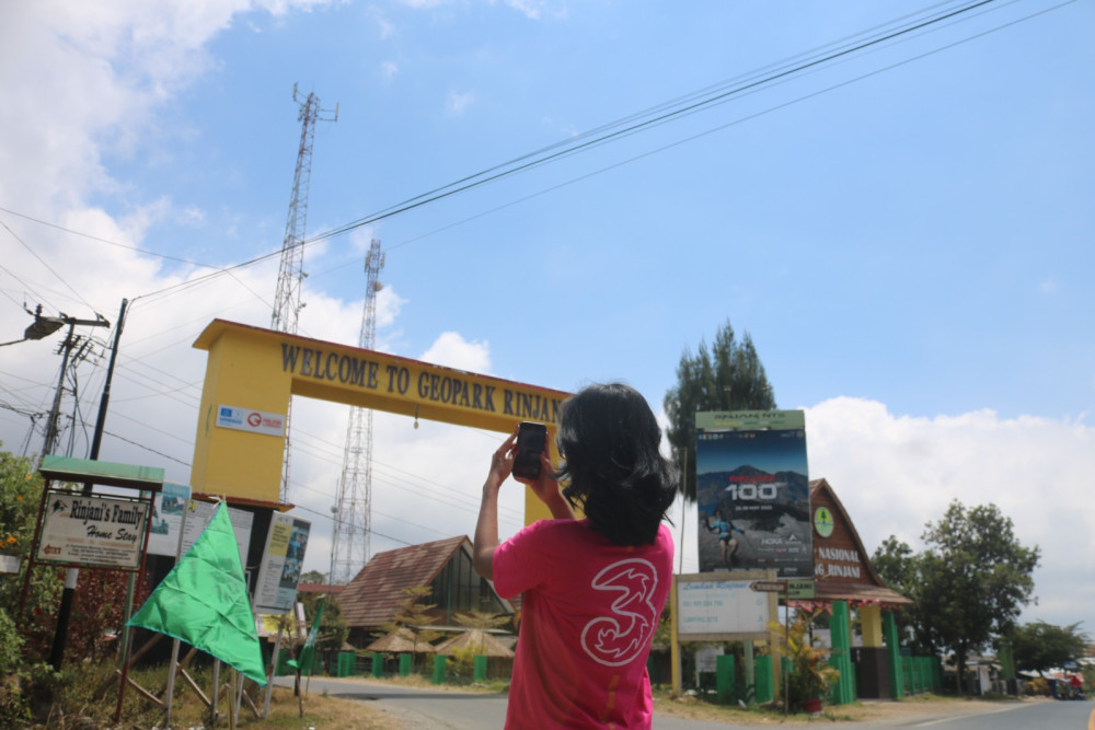 Sites BTS Tri di kawasan Geopark Rinjani, Sembalun, Kabupaten Lombok Timur. Saat ini jaringan Tri sudah sampai di pos tiga Gunung Rinjani