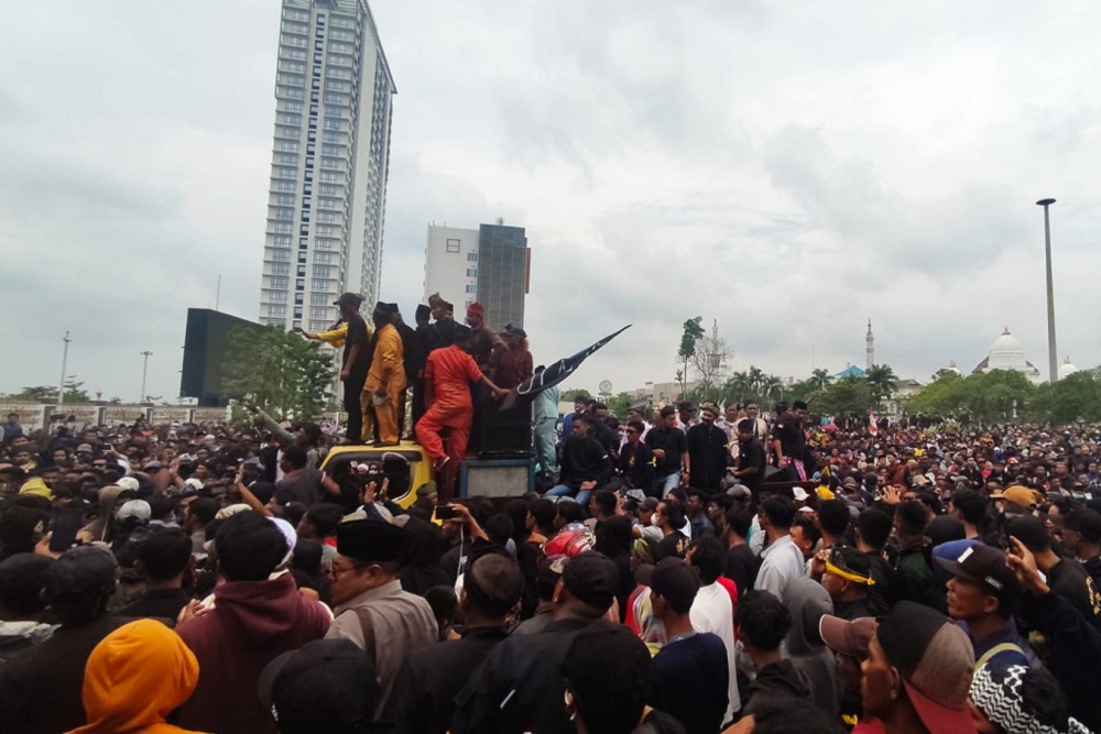 Aksi unjuk rasa warga Pulau Rempang di Gedung BP Batam yang berakhir ricuh, Senin (11/9/2023).