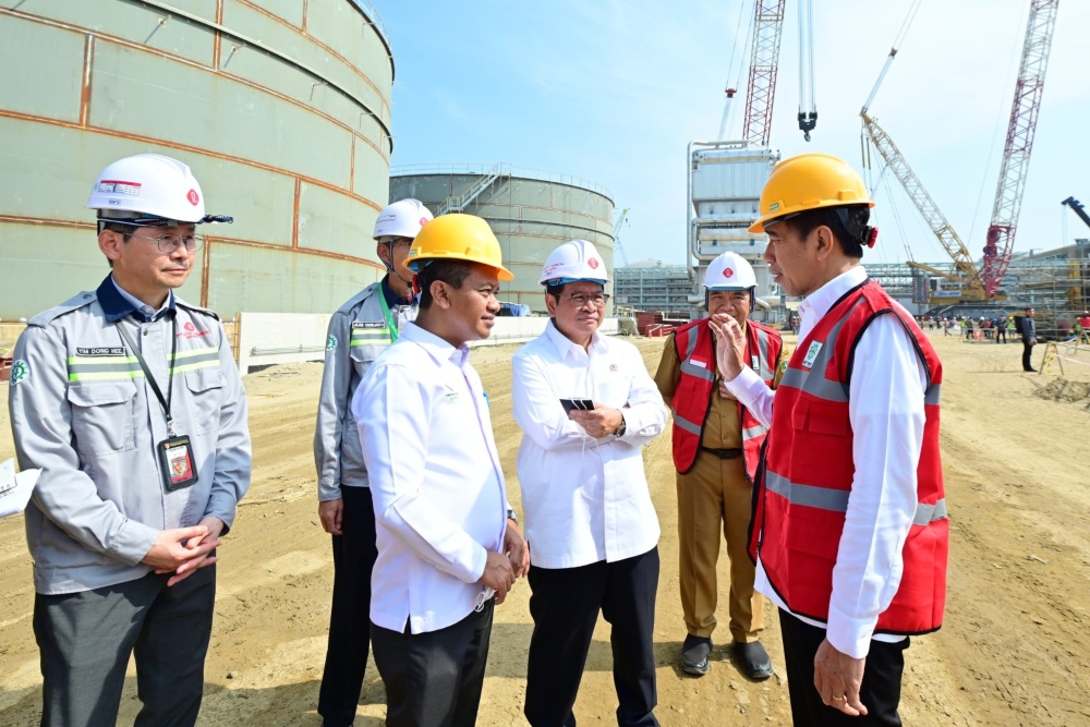 Presiden Jokowi meninjau pembangunan area industri PT Lotte Chemical Indonesia (LCI), Kota Cilegon, Provinsi Banten, Selasa (12/09/2023)/BPMI Setpres-Muchlis Jr