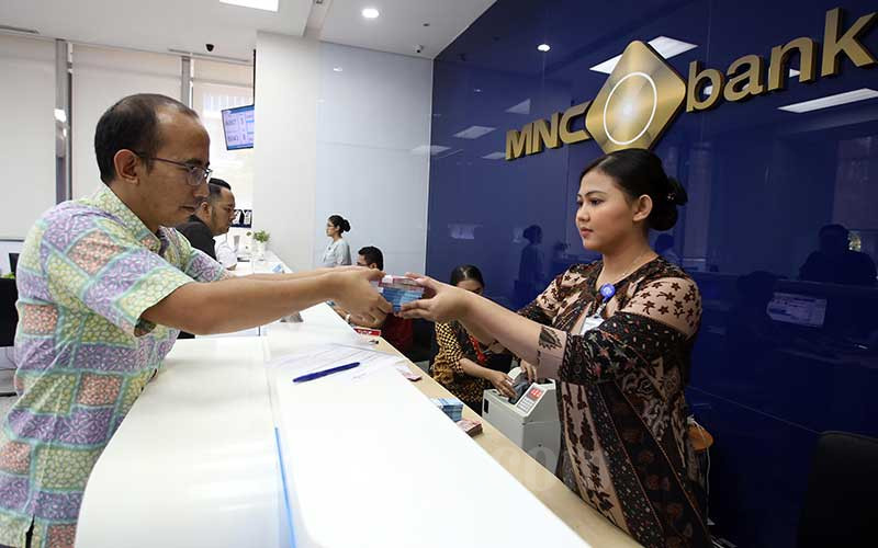 Karyawan melayani nasabah di salah satu cabang MNC Bank di Jakarta. Bisnis/Abdullah Azzam