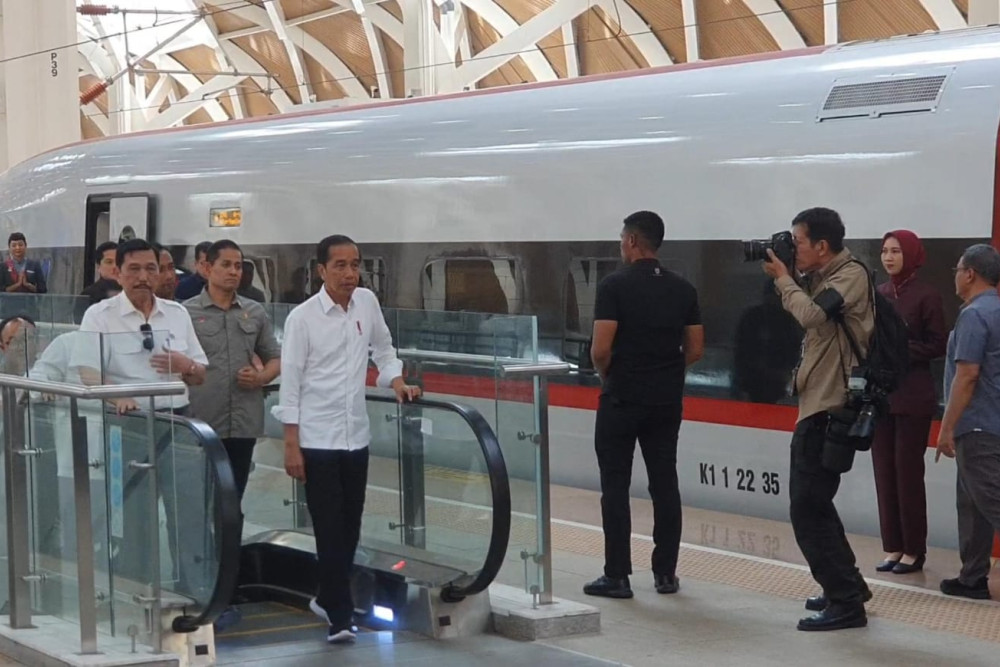  Jokowi Butuh Waktu 41 Menit dari Jakarta-Bandung dengan Kereta Cepat