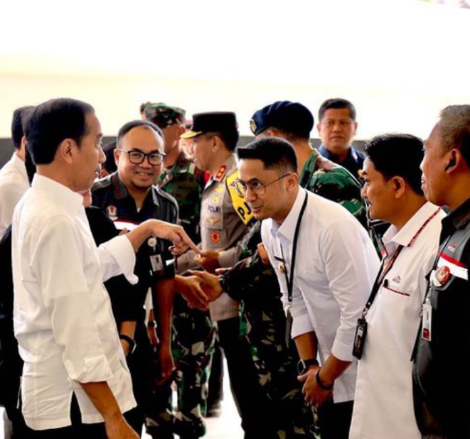 Bupati Bandung Barat Hengky Kurniawan saat menyambut Presiden Jokowi.
