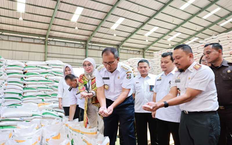 Wali Kota Makassar Mohammad Ramdhan Pomanto (keempat kiri) tengah mengecek beras di Kantor Perum Bulog Cabang Makassar, Rabu (13/9/2023)./Pemkot Makassar
