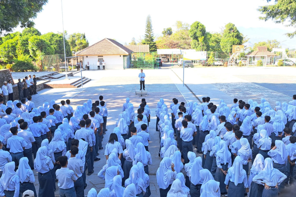 Pemerintah Kabupaten Sumedang terus menyosialisasikan Pemilu 2024 terhadap pelajar sebagai pemilih pemula.
